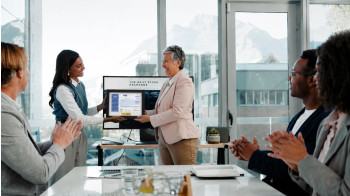 Employee Recognition Gifts That Feel Personal (Without Giving Cash Bonuses)
